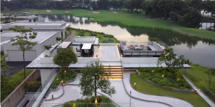 Tại đây, gia chủ thiết kế không gian thư giãn, ngằm toàn cảnh sân golf. Nguồn ảnh: chụp màn hình NhaTo