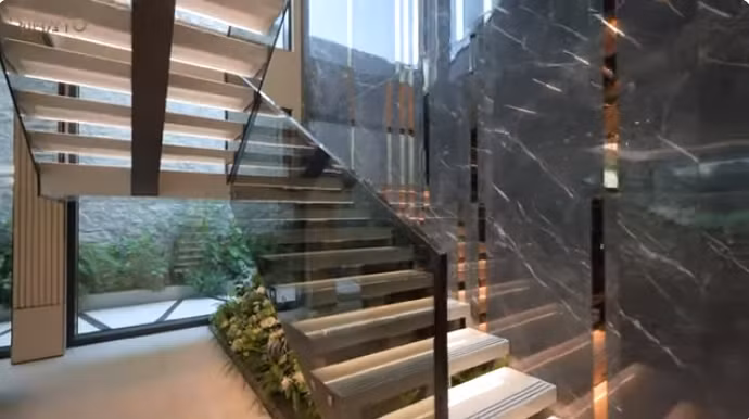 Dẫn lên tầng 2 là cầu thang bằng đá sang trọng.