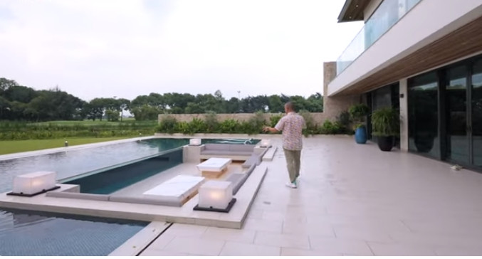 Cạnh bể bơi có không gian sinh hoạt chung tương tự những căn biệt thự ở Mỹ.