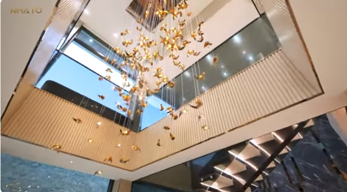 Khoảng thông tầng cao, được trang trí đẹp mắt bằng hệ thống đèn chùm lấp lánh.