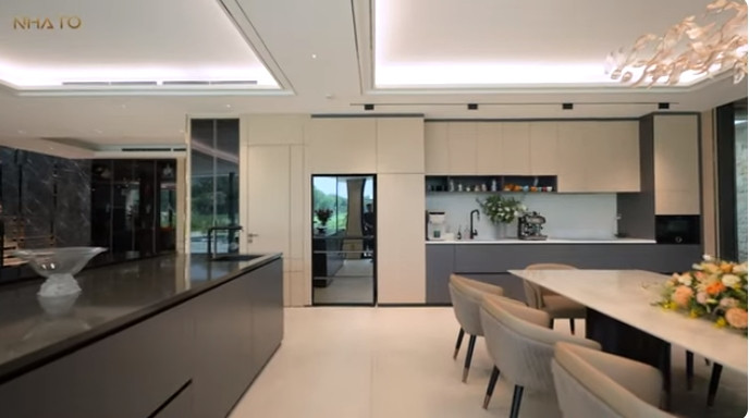 Thông với phòng khách khu bếp, bàn ăn và quầy bar.