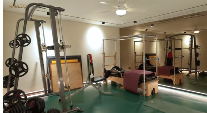 Trong biệt thự còn thiết kế riêng một phòng để rèn luyện sức khỏe.