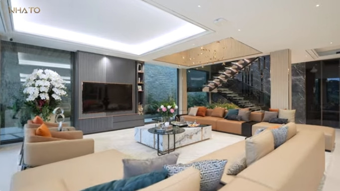 Bên trong biệt thự mang hơi hướng hiện đại, hầu hết nội thất đều tối giản, không có họa tiết quá màu sắc.