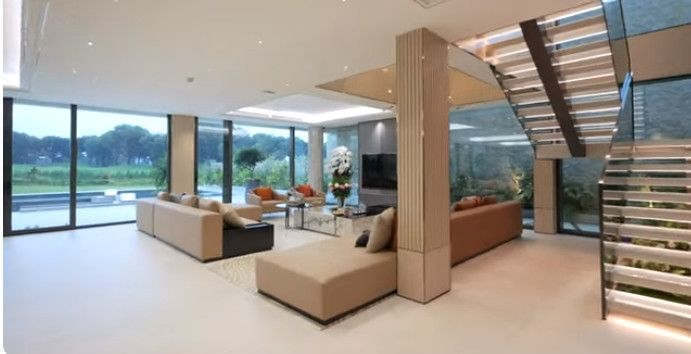 Căn biệt thự sân vườn có tổng cộng 3 tầng. Diện tích một sàn khoảng hơn 1.000m2.