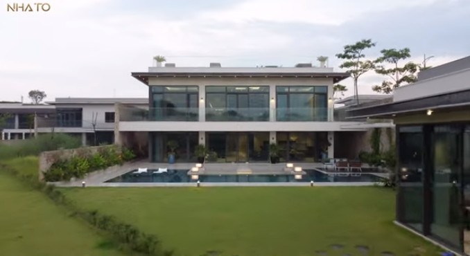 Mới đây, kênh YouTube NhaTo giới thiệu ngôi nhà có diện tích gần 2.000m2 nằm trong khu biệt thự biệt lập nằm phía bên trong của sân golf Vân Trì.