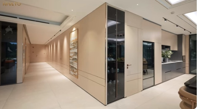 Căn nhà sử dụng tông màu kem, be chủ đạo, đan xen một chút trắng và điểm xuyết ít màu đen.