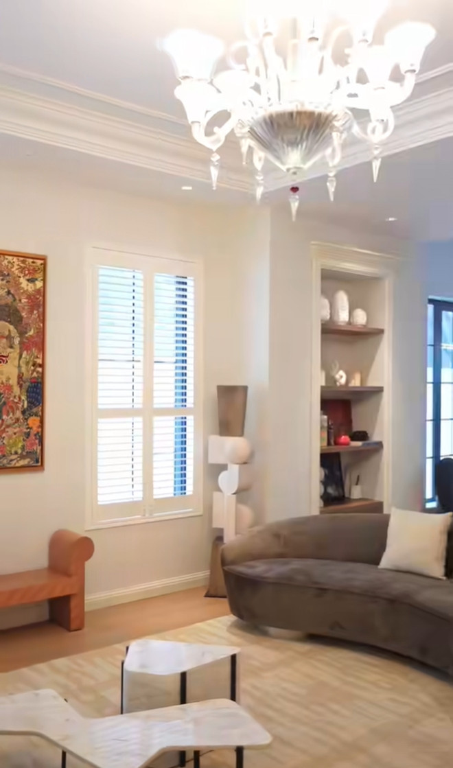 Biệt thự của Diễm My 9X và chồng doanh nhân được thiết kế theo phong cách đương đại, mang đến những mảng không gian mở, thoáng. Ảnh chụp màn hình