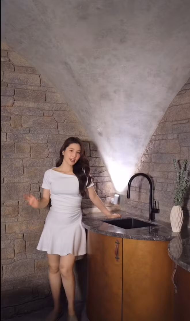 Trong nhà còn có hầm chứa rượu vang đặc biệt, cả hai xây dựng như một hang đá. Ảnh chụp màn hình