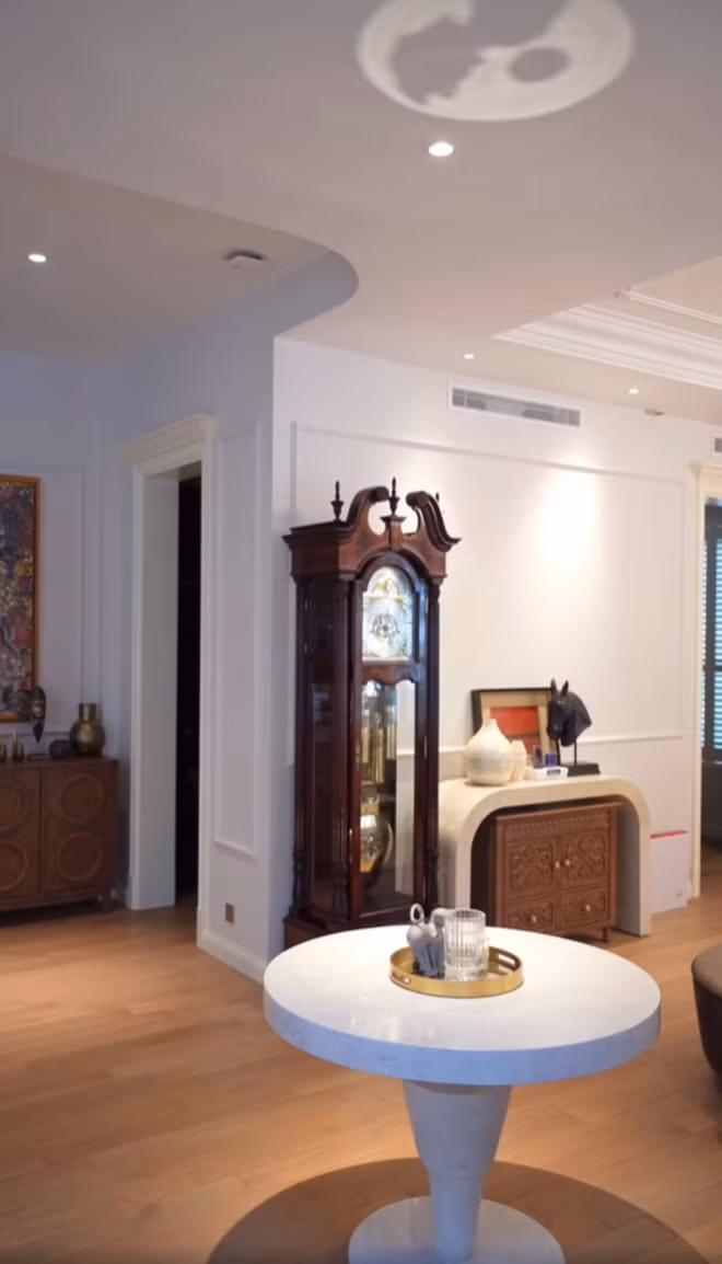 Toàn bộ không gian nhà được Diễm My 9X ưu tiên sử dụng nền trắng, toát lên sự sang trọng và quý phái. Ảnh chụp màn hình