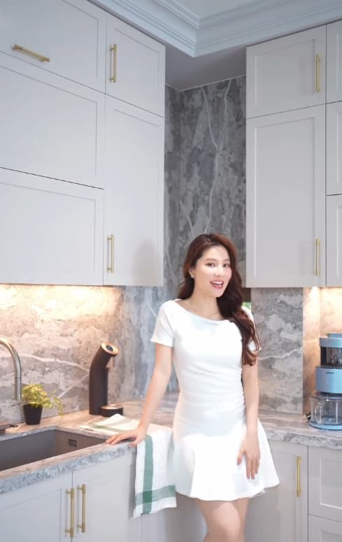 Căn bếp nhỏ gọn và ấm cúng. Ảnh chụp màn hình