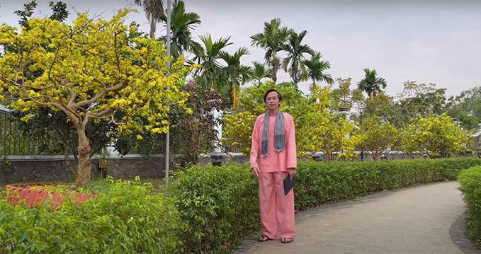 Lối đi trong nhà thờ Tổ của Hoài Linh được trồng những hàng mai to và nhiều cây cảnh khác. Ảnh; FBNV