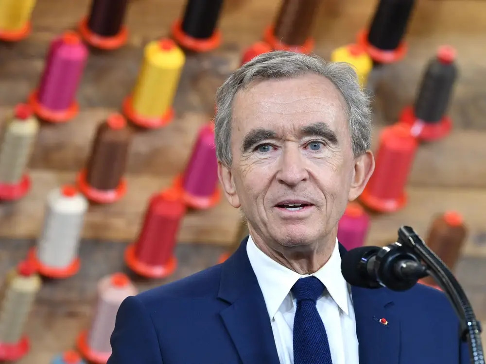  Tỷ phú Bernard Arnault sở hữu đế chế LVMH gồm 75 thương hiệu thời trang và mỹ phẩm, bao gồm Louis Vuitton và Sephora. LVMH mua lại hãng kim hoàn Tiffany &amp; Co của Mỹ vào năm 2021 với giá 15,8 tỷ USD, được cho là thương vụ mua lại thương hiệu xa xỉ lớn nhất từ trước đến nay.