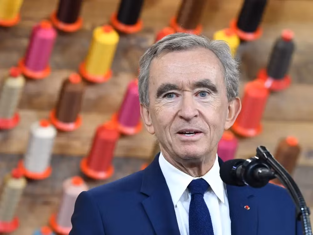  Tỷ phú Bernard Arnault sở hữu đế chế LVMH gồm 75 thương hiệu thời trang và mỹ phẩm, bao gồm Louis Vuitton và Sephora. LVMH mua lại hãng kim hoàn Tiffany &amp; Co của Mỹ vào năm 2021 với giá 15,8 tỷ USD, được cho là thương vụ mua lại thương hiệu xa xỉ lớn nhất từ trước đến nay.
