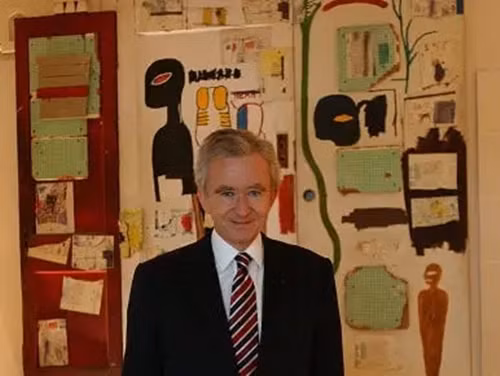 Bernard Arnault sở hữu bất động sản ở Saint-Tropez hào nhoáng trên vùng Riviera của Pháp. Đầu năm nay, ông đã mua bất động sản trị giá 22 triệu USD ở Hamptons, theo Observer.