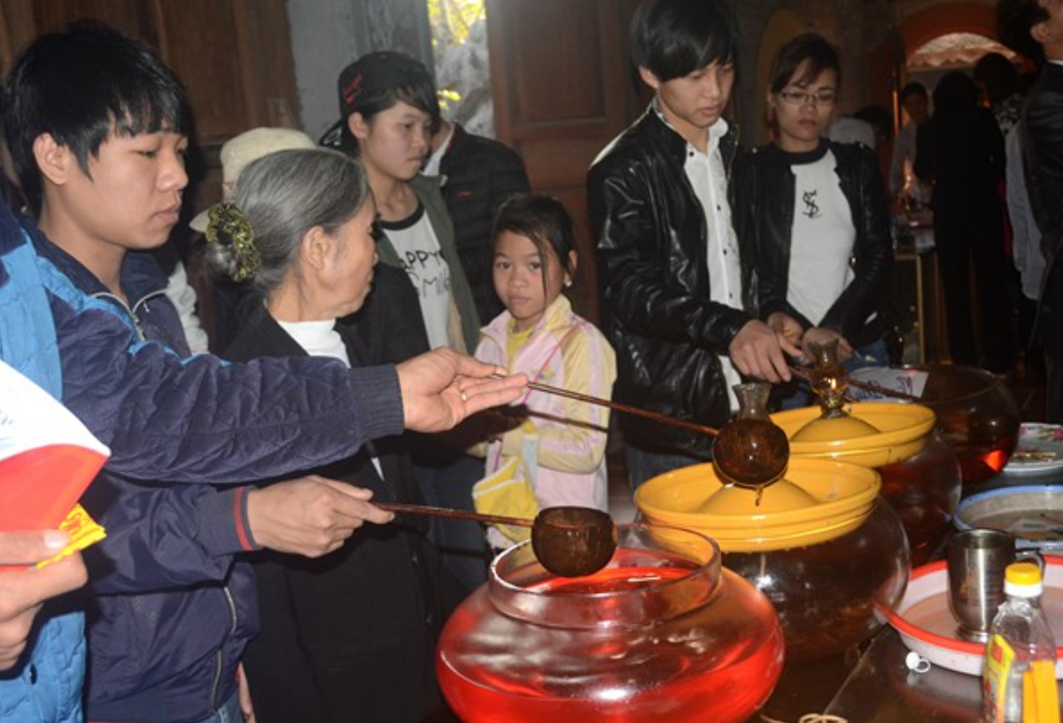 Vào những ngày đầu năm, việc mua dầu cúng là một trong những nét văn hóa truyền thống tại Việt Nam, thể hiện mong muốn về may mắn và bình an cho gia đình. Thường đầu năm mới, các gia đình và phật tử tìm về chốn Thiền tự để cầu mong sức khỏe, bình an. Việc mua dầu dâng Phật tùy thuộc vào cái tâm của mỗi người.