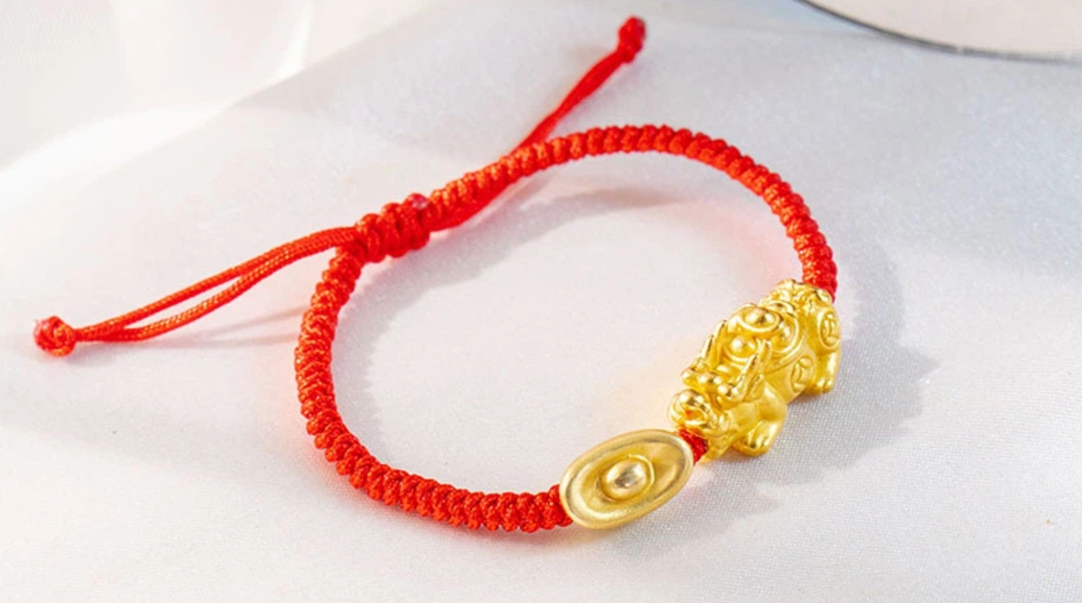 Các vòng dây may mắn thường được tìm mua vào các dịp năm mới. Dây may mắn thường có màu đỏ, có thể được đính kèm thêm hình đồng tiền hay một chữ chúc Tết may mắn. Ảnh: Internet