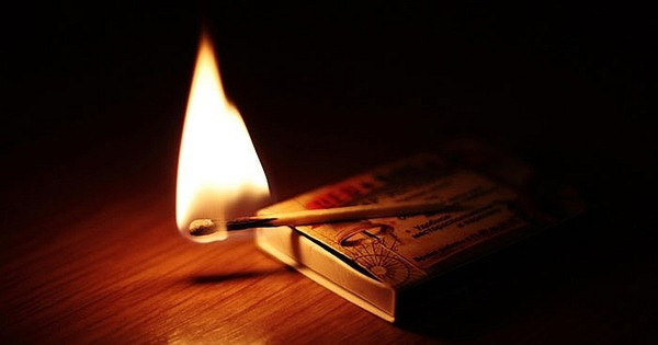 Mua lửa đầu năm Giáp Thìn 2024 cũng là hoạt động được nhiều người thực hiện bởi lửa tượng trưng cho sự ấm áp, hạnh phúc và tài lộc không bao giờ tắt. Mua lửa ở đây chính là mua các vật dụng tạo ra lửa như bao diêm, bật lửa... Vì vậy mà vào mùng 1 Tết, khi bán cho bạn gói muối, người ta thường bán kèm cả diêm và bật lửa.