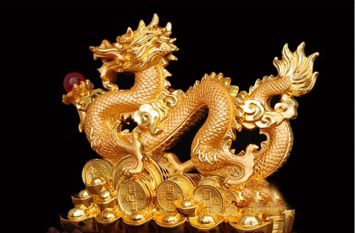 Vật phẩm phong thuỷ cũng là món đồ nhiều gia chủ mua vào đầu năm mới. Các món vật phẩm phong thủy được coi là những công cụ hỗ trợ, giúp tăng vận khí, hút tài lộc và may mắn cho gia chủ.