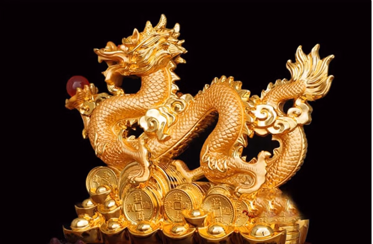 Vật phẩm phong thuỷ cũng là món đồ nhiều gia chủ mua vào đầu năm mới. Các món vật phẩm phong thủy được coi là những công cụ hỗ trợ, giúp tăng vận khí, hút tài lộc và may mắn cho gia chủ.