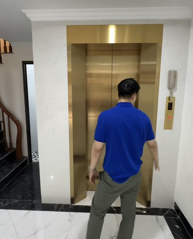 Trong nhà có lắp thang máy để thuận tiện cho việc di chuyển.