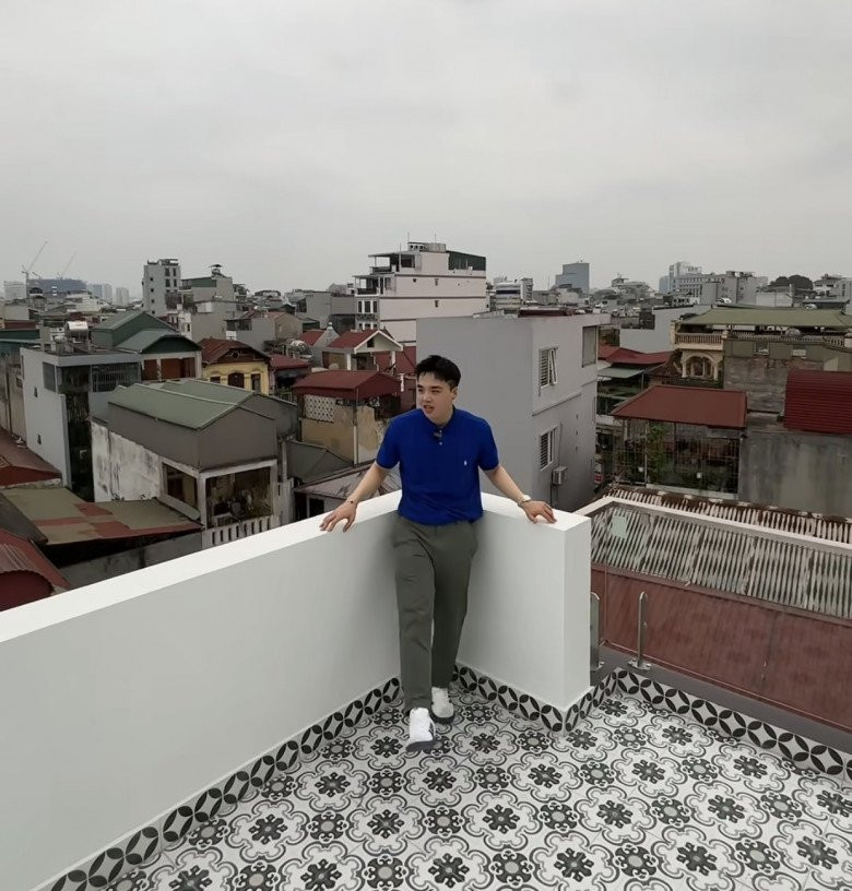 Ban công có view nhìn ra thành phố.