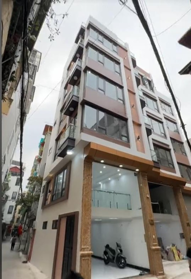Mới đây, TikToker Tun Phạm khiến nhiều người trầm trồ khi mua căn nhà 7 tầng ở Đống Đa (Hà Nội) để tặng bố mẹ. Ngôi nhà có vị trí góc nên đón nhiều ánh sáng tự nhiên.