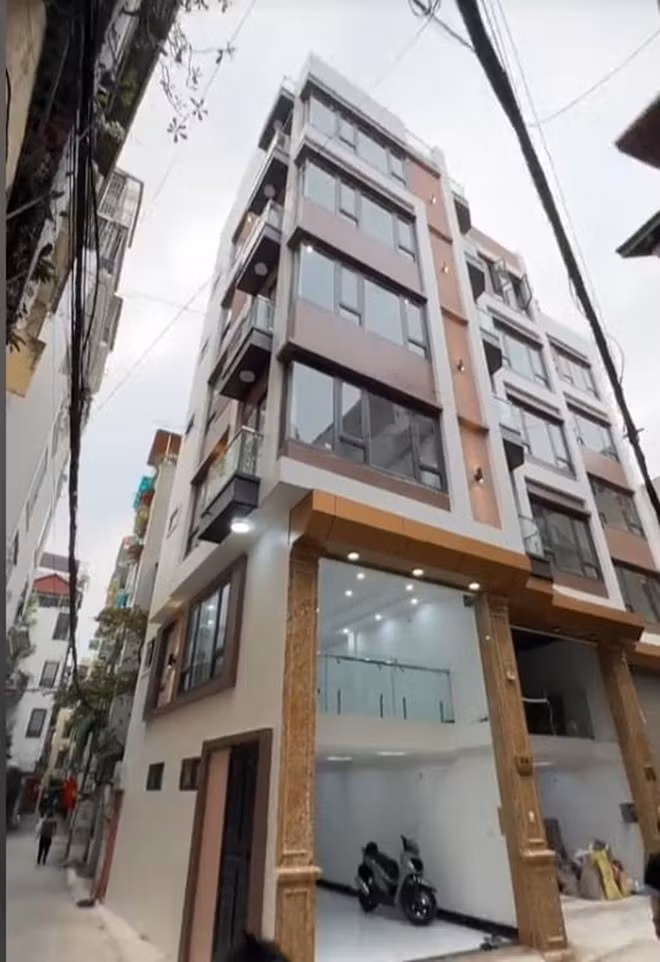 Mới đây, TikToker Tun Phạm khiến nhiều người trầm trồ khi mua căn nhà 7 tầng ở Đống Đa (Hà Nội) để tặng bố mẹ. Ngôi nhà có vị trí góc nên đón nhiều ánh sáng tự nhiên.