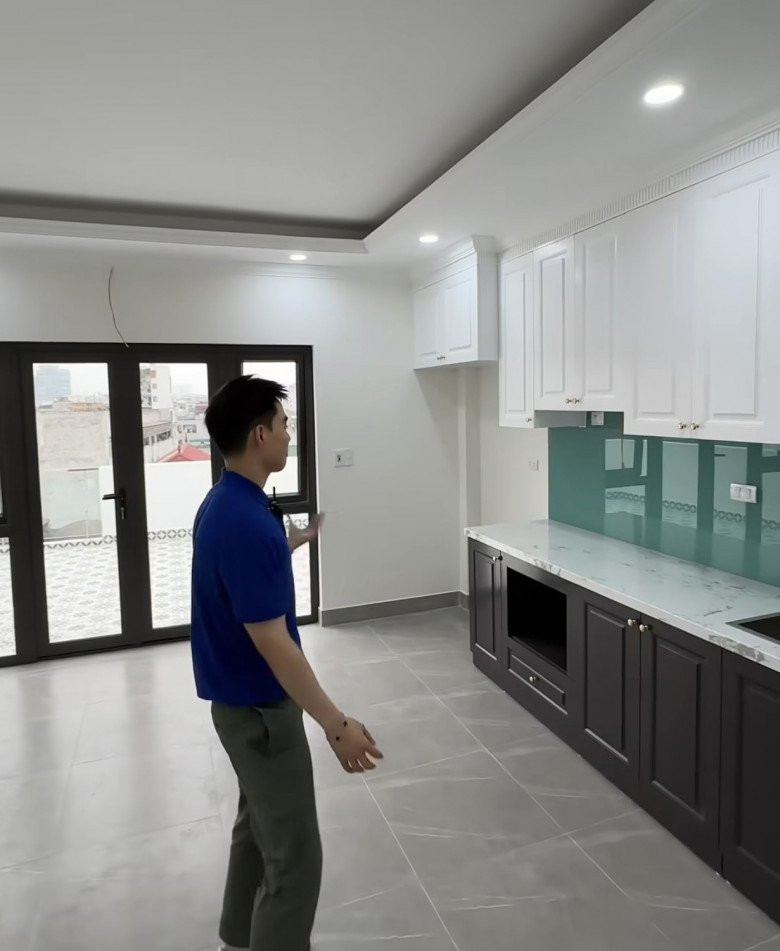 Phòng bếp trên tầng 7 rộng rãi và thoáng đãng.