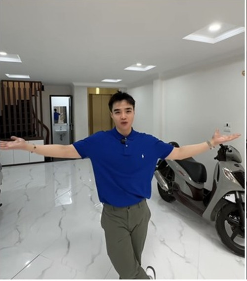 Tầng 1 có trần cao, thoáng đãng, kết nối với không gian tầng lửng.