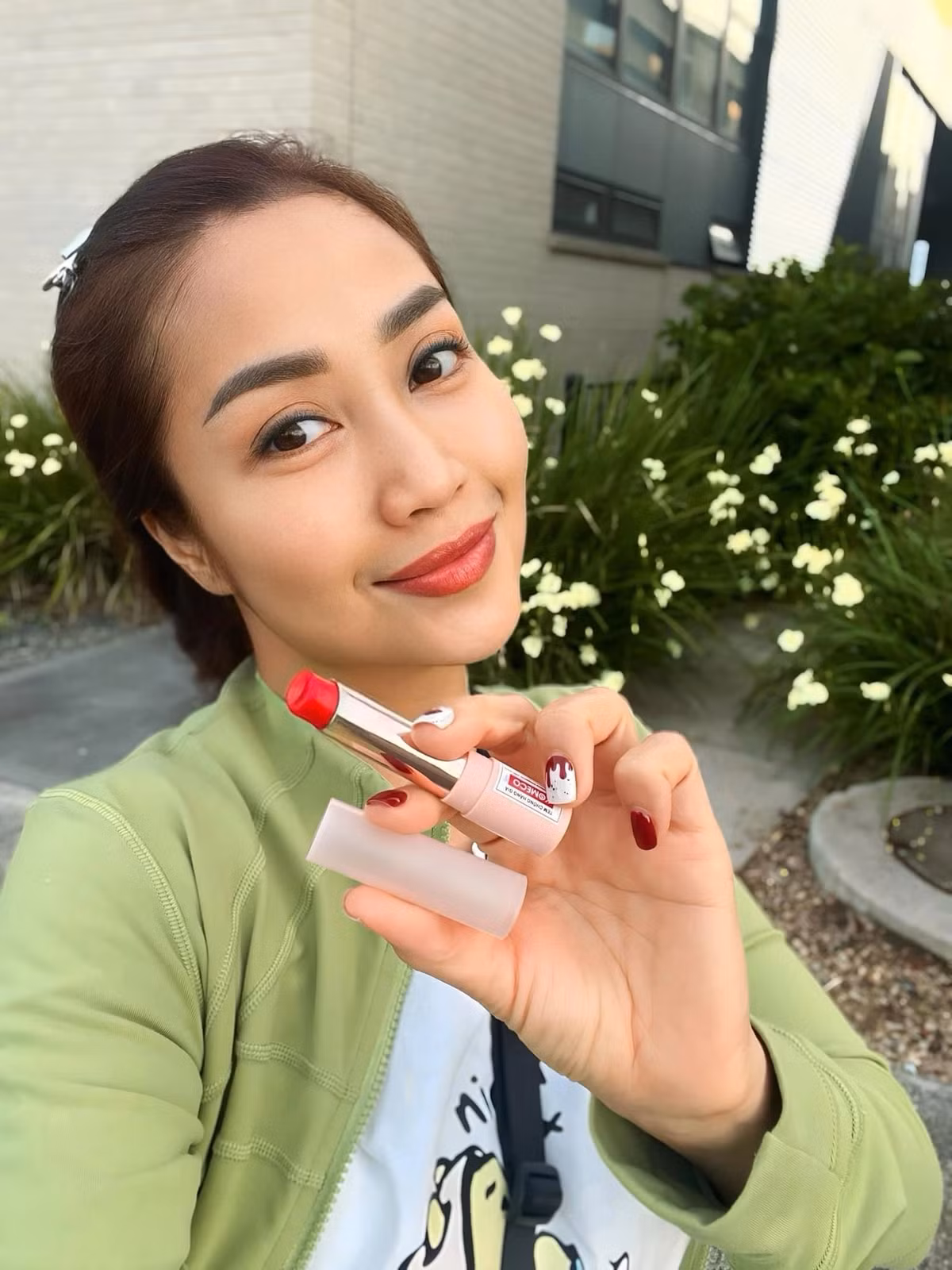 Bên ngoài căn nhà có rất nhiều hoa, giống sở thích của Ốc Thanh Vân tại Việt Nam.