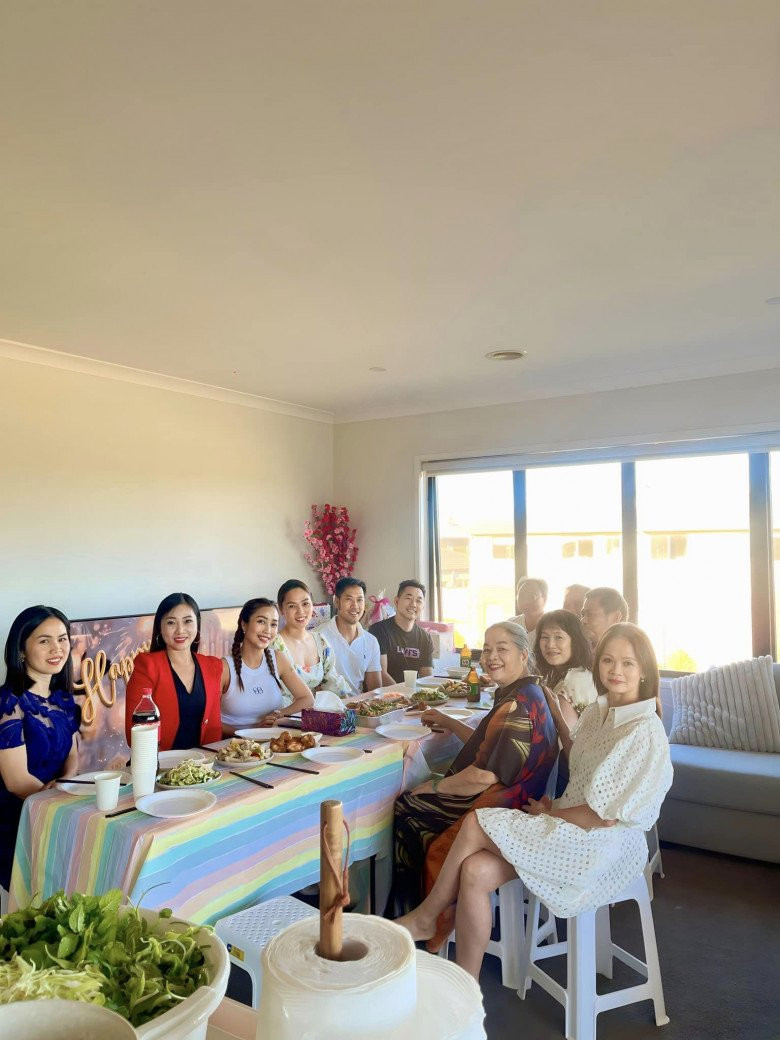 Nữ nghệ sĩ bố trí chiếc bàn dài cho bữa tiệc đông người.