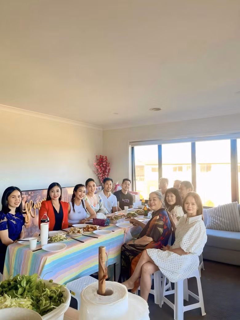 Nữ nghệ sĩ bố trí chiếc bàn dài cho bữa tiệc đông người.