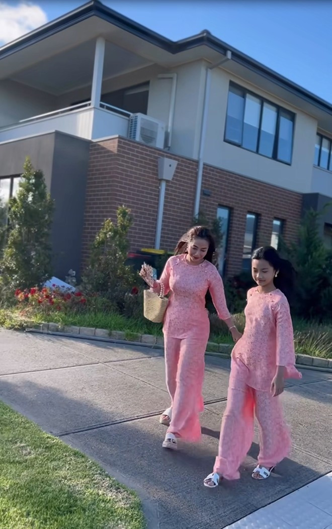 Tại nơi xứ người, Ốc Thanh Vân và các con sống trong căn nhà khang trang, có khu sân vườn rộng rãi.