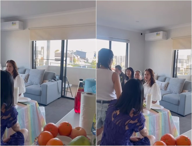 Trong phòng có bộ sofa màu trung tính nhẹ nhàng. Phía ngoài là ban công thoáng đãng.