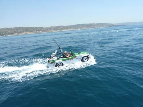 Tại Dubai, giới nhà giàu không ngại "dốc tiền" để lái loại xe vừa đi được dưới nước, vừa đi trên cạn như James Bond trong Điệp viên 007. Ảnh: Getty