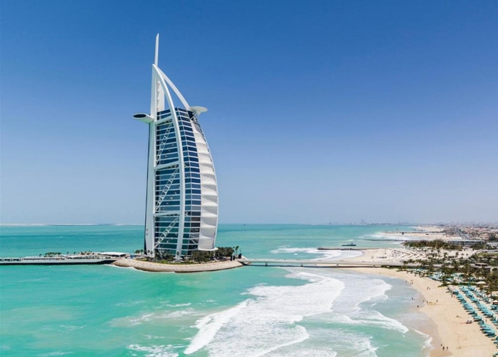 Tọa lạc tại thành phố Dubai, Burj Al Arab là khách sạn 7 sao đầu tiên trên thế giới, “ngốn” đến 5 năm xây dựng: từ 1994 đến 1999. Khách sạn sử dụng 23.444 m2 đá cẩm thạch, 44.446 m2 kính và 1.965 m2 lá vàng 24 carat dùng để phủ lên tất cả nội thất. Ảnh: Home Dezen