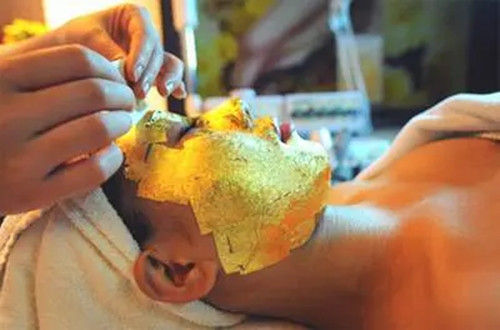 Ở khách sạn Jumeirah, du khách có thể được đắp loại mặt nạ 540 USD, làm từ platinum. Nếu thích mặt nạ vàng, du khách tới spa của khách sạn Raffles Dubai và chi 500 USD là có mặt nạ “Egyptian Gold” làm từ những lá vàng 24k. Ảnh: Getty