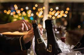 Dù là đất nước đạo Hồi nhưng nhiều khách sạn của Dubai vẫn phục vụ bữa ăn cuối tuần với những ly champagne, giá một bữa ăn khoảng 680 USD (hơn 16 triệu đồng). Ảnh: Arabian Business