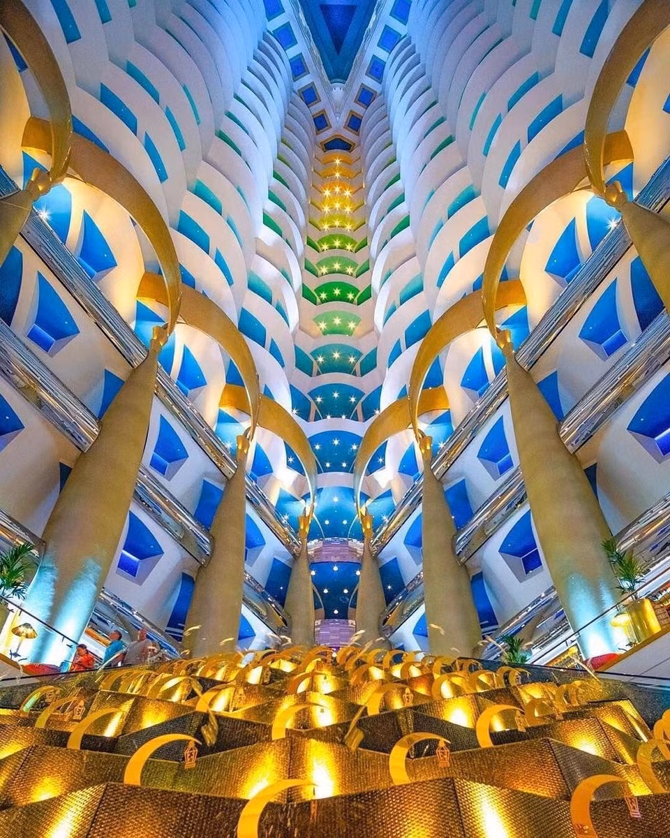 Đến nghỉ tại Burj Al Arab, có 2 cách để đến khách sạn: trực thăng hoặc xe Rolls Royce. Ảnh: Home Dezen