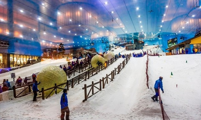 Trượt tuyết tại một quốc gia trên sa mạc nghe có vẻ điên rồ. Thế nhưng, đây lại là một trong những cách tốt nhất để đốt tiền tại Dubai. Ski Dubai là khu trượt tuyết trong nhà rộng 22.500m2. Ảnh: Getty