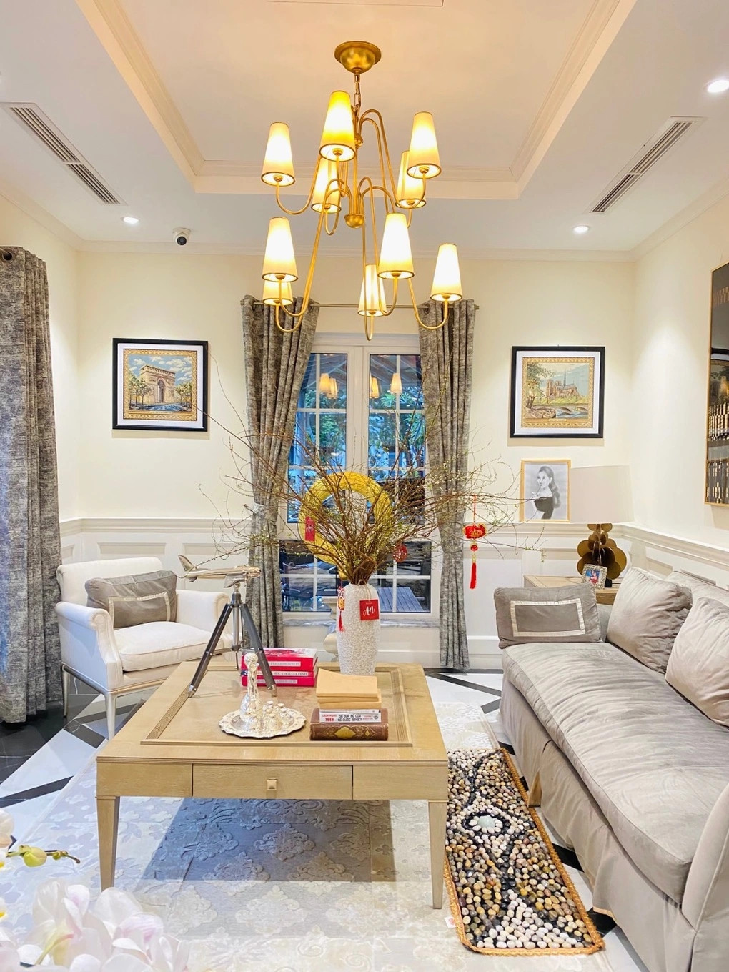 Bên trong biệt thự, Hoa khôi Thể thao Thu Hương trang bị nội thất cao cấp bằng gỗ và da, sử dụng tông màu nâu, kem chủ đạo.