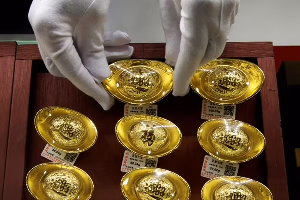 Không chỉ là quốc gia sản xuất vàng hàng đầu thế giới, Trung Quốc còn là quốc gia tiêu thụ vàng lớn nhất với 1.089,69 tấn. Ngân hàng trung ương Trung Quốc là đơn vị mua kim loại quý lớn nhất năm 2023, đã bổ sung 225 tấn vàng vào kho bạc của mình trong năm để nâng tổng số lên 2.235 tấn. Ảnh: Bangkok Post