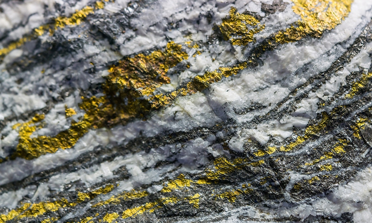 Năm 2023, Trung Quốc là nước khai thác vàng nhiều nhất thế giới với sản lượng 370 tấn. Sản lượng vàng của Trung Quốc đạt đỉnh ở mức 455 tấn vào năm 2016. Hơn một thập kỷ qua, sản lượng vàng của Trung Quốc vẫn chưa giảm xuống dưới 300 tấn. Sản lượng ổn định này tiếp tục đảm bảo vị thế của Trung Quốc là nhà sản xuất vàng hàng đầu thế giới. Ảnh: Gold Times