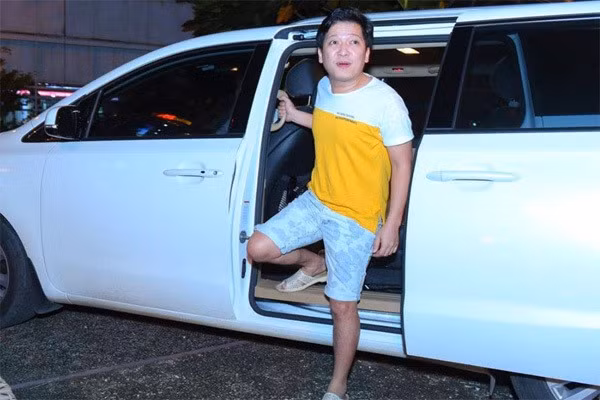 Ngoài ra, nam danh hài còn sở hữu nhiều xế hộp tiền tỉ để phục vụ việc đi lại. Nguồn ảnh: FBNV