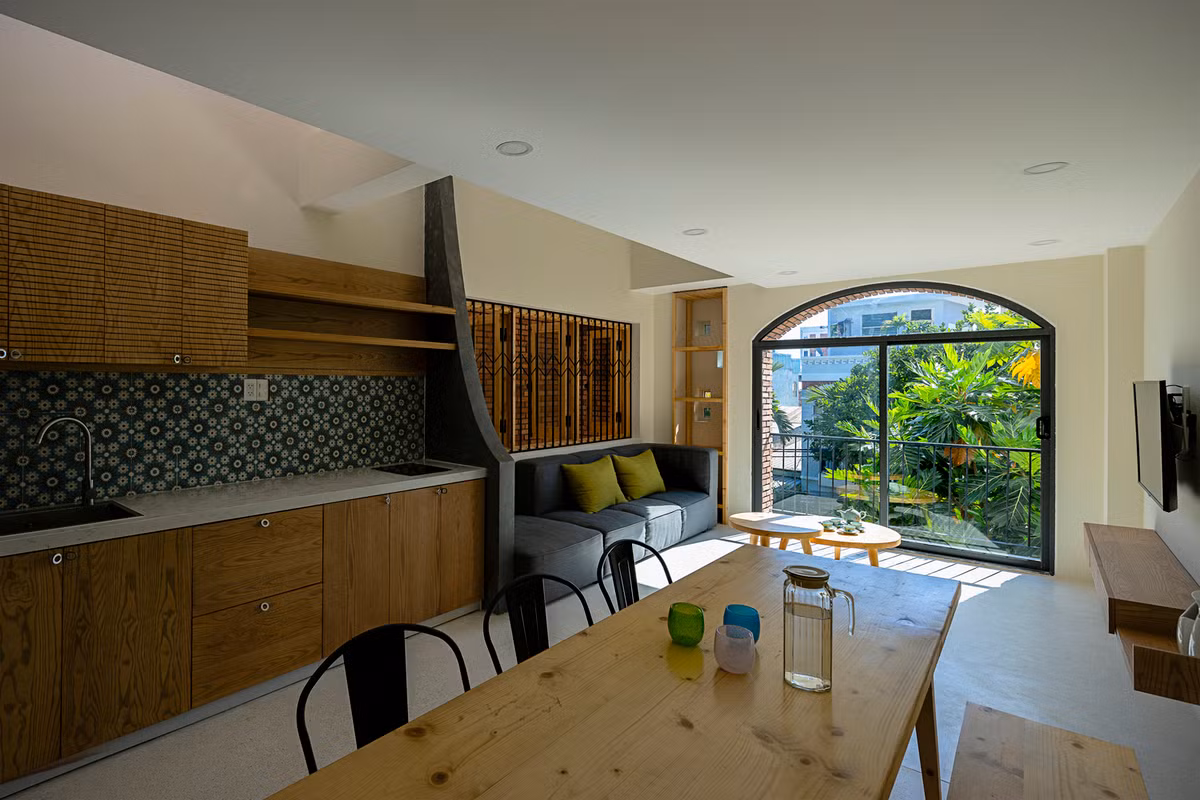 Phòng khách và bếp liên thông nhau. Ảnh: Quang Đàm