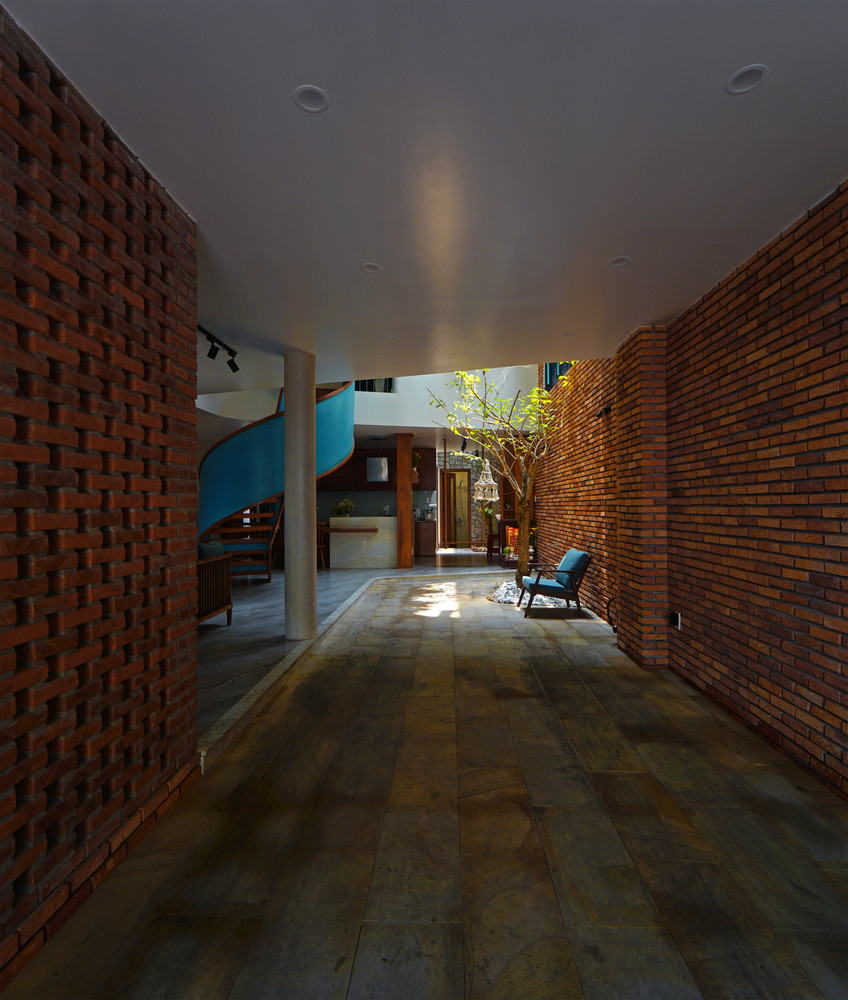 Nhờ hướng lưu thông không khí dọc theo chiều dài ngôi nhà, không gian luôn sống động và mát mẻ.