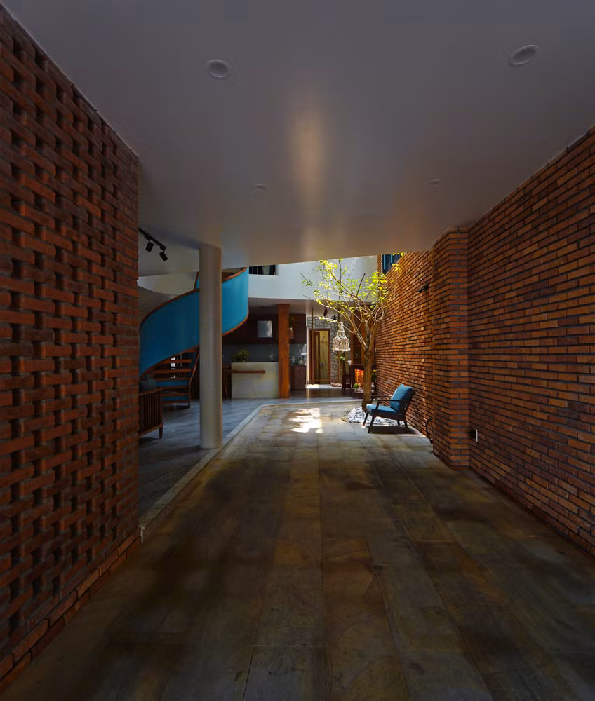 Nhờ hướng lưu thông không khí dọc theo chiều dài ngôi nhà, không gian luôn sống động và mát mẻ.