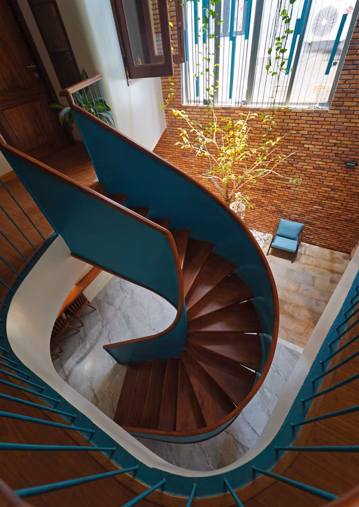 Do đó, ngôi nhà được chia thành các phần tách rời, tạo thành các khối xếp chồng lên nhau và có lối đi riêng biệt.