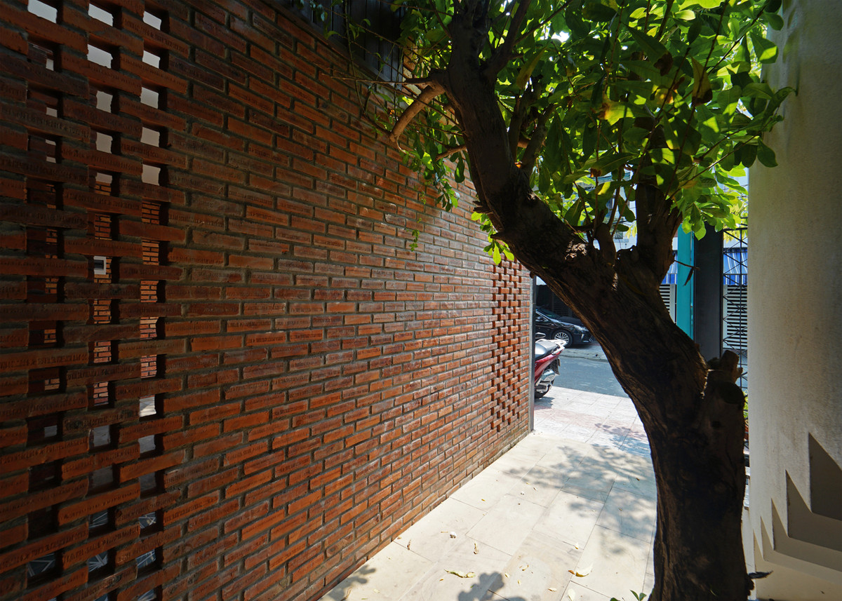 Giữa khoảng đệm và cây xanh là mái vòm gạch cổ Châu Âu.