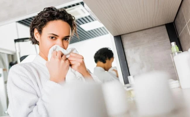 Các công ty sản xuất giấy vệ sinh luôn mong muốn sản phẩm có mùi hương dễ chịu với khách hàng. Vì vậy, trước khi đóng gói, đội ngũ chuyên gia sẽ thực hiện quy trình đánh giá mùi của giấy vệ sinh xem mùi hương có gì lạ hoặc gây khó chịu hay không.